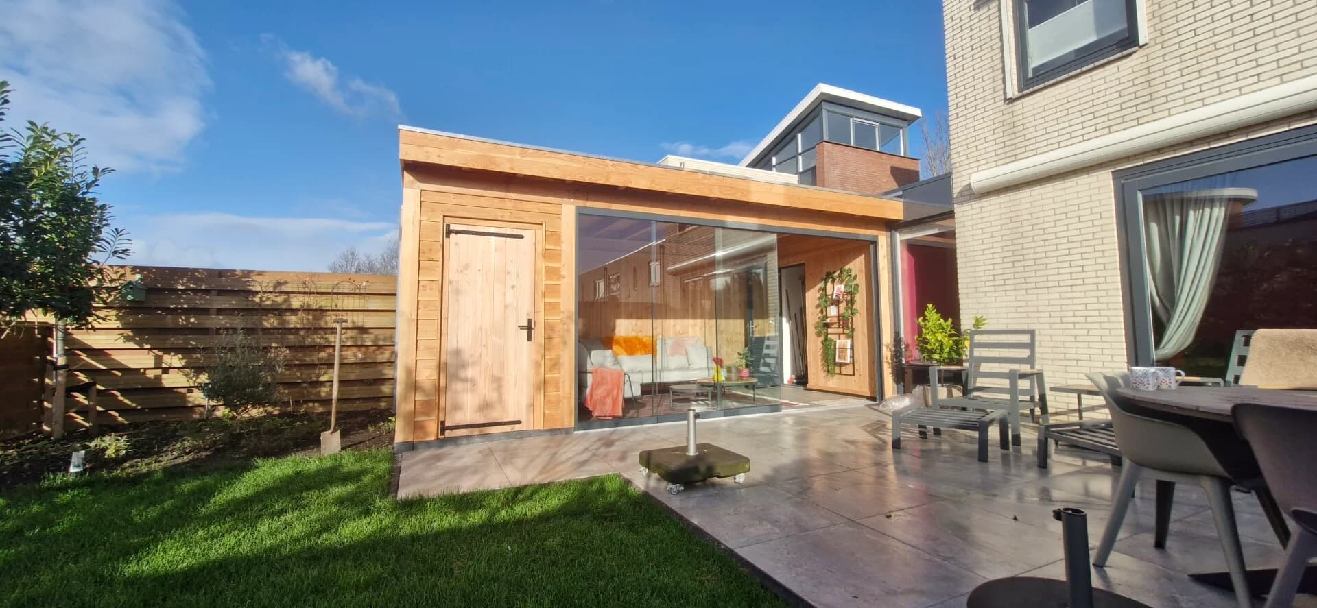 Prachtig aangelegde tuin met kleurrijke bloemen, grindpaden en zithoek door Luijk Tuinprojecten